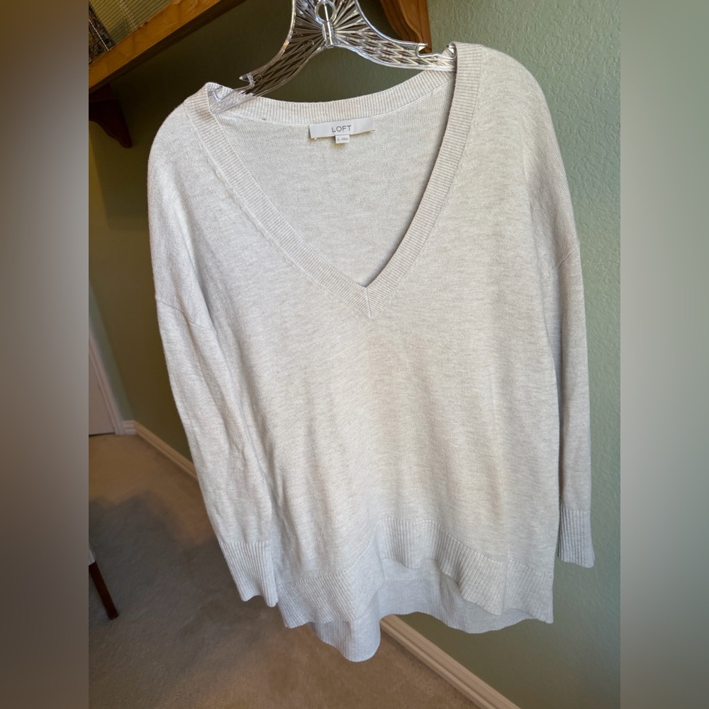 LOFT Cream V-Neck Sweater Soft Knit Long Sleeve Relaxed Fit Size S